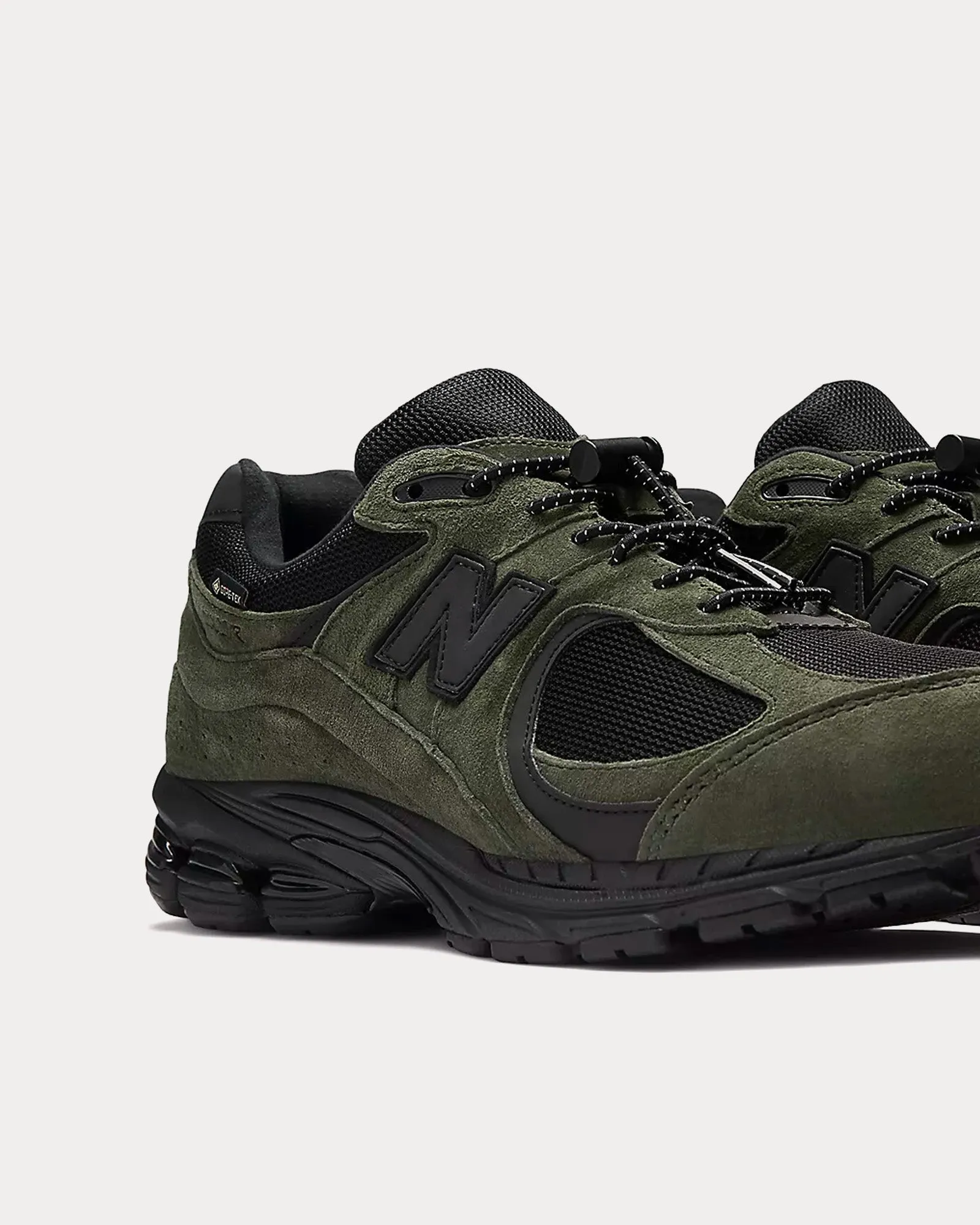 2002r Gore-Tex Green / Black Low Top Sneakers