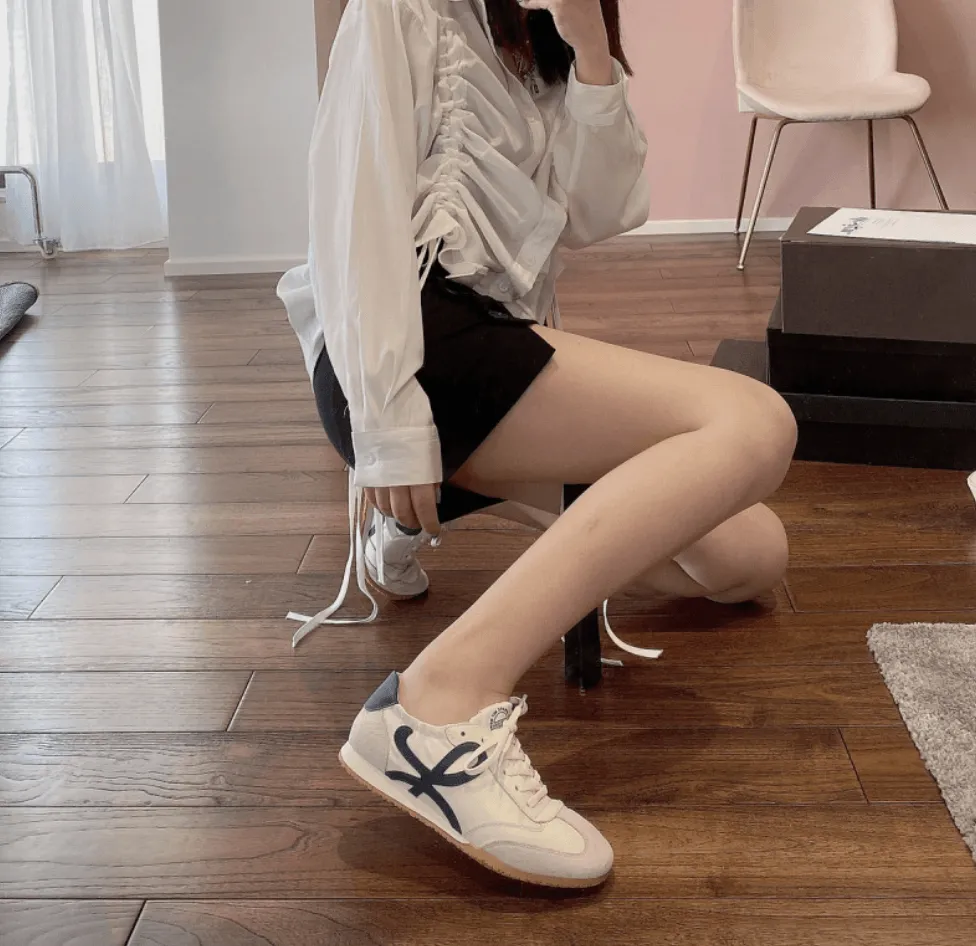 Women’s Classic Flat Sneakers – Timeless Style & Comfort